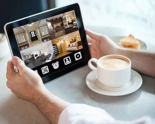 مقایسه دوربین‌های مداربسته بی‌سیم و باسیم: کدام گزینه مناسب‌تر است؟